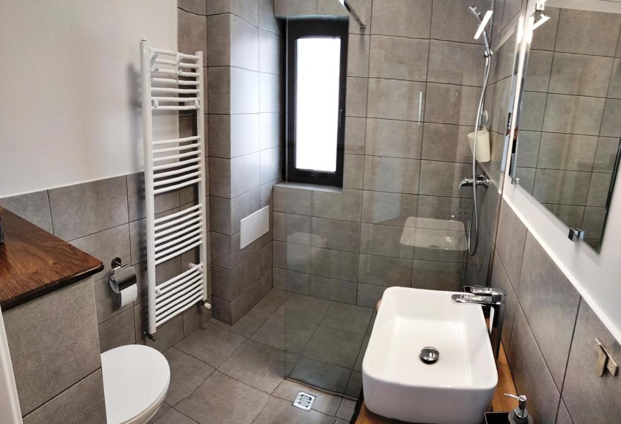 Casa Comilor Bed & Breakfast Surdesti  Exterior photo